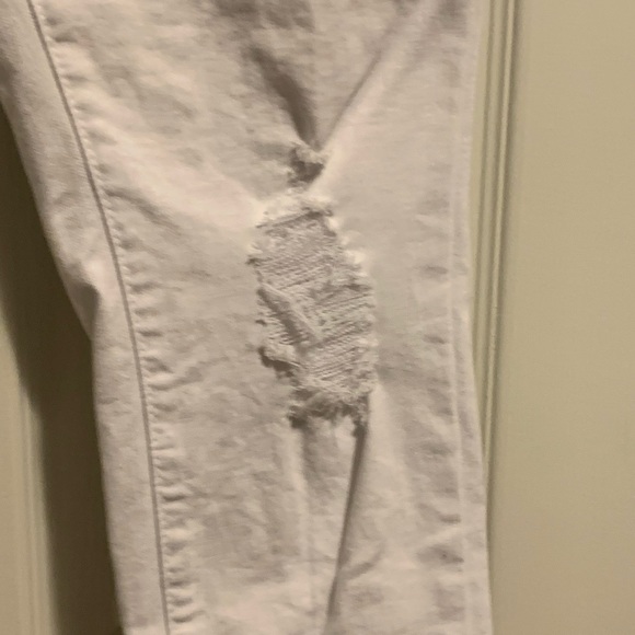 🎉Host Pick🎉 Judy Blue - White Distressed Skinny Fit Jeans - Picture 5 of 10